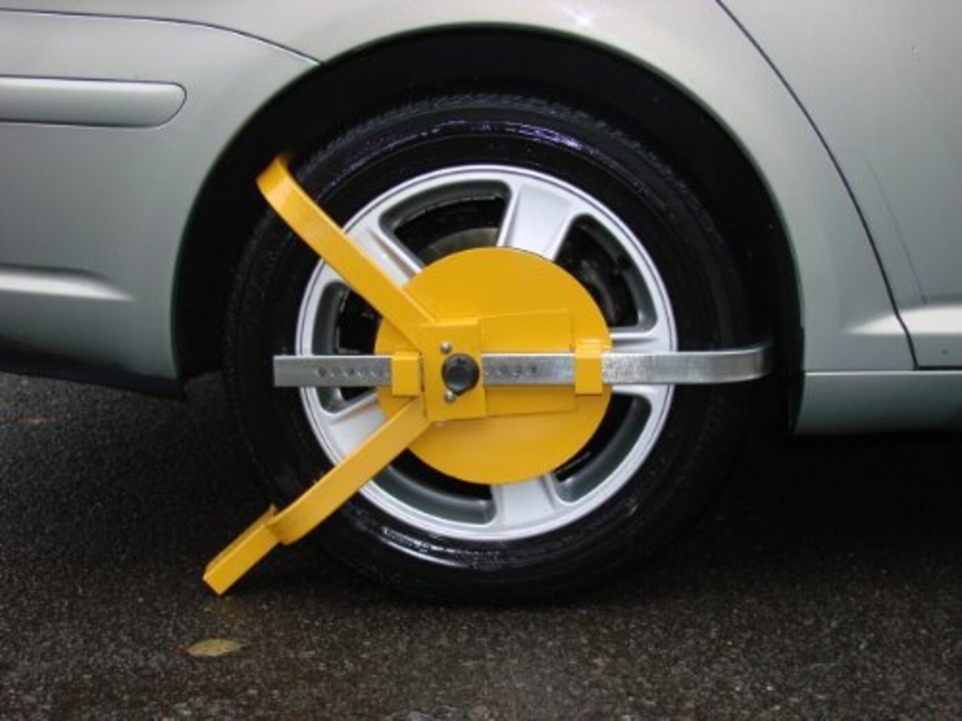 Maypole Universal Wheel Clamp